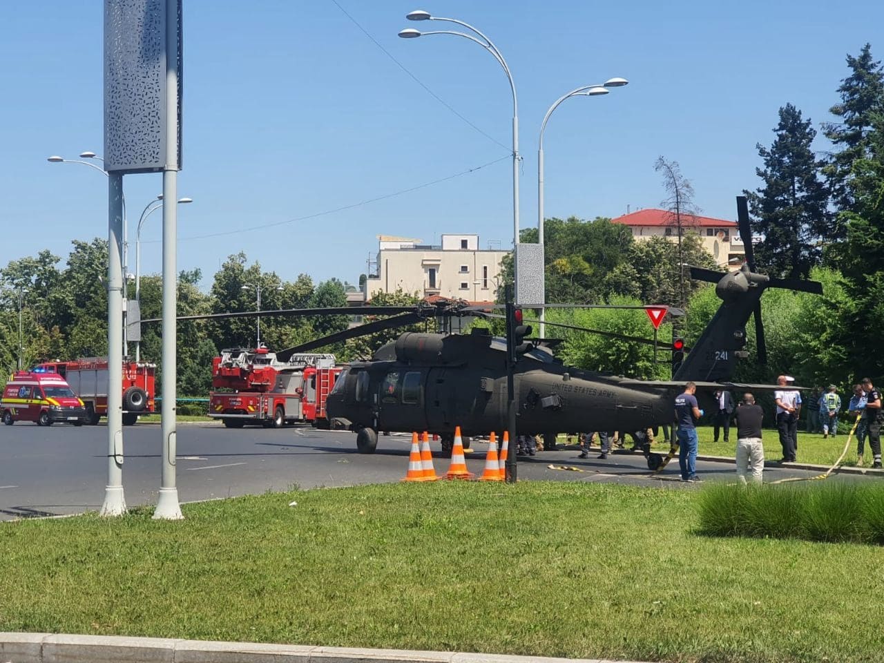 Un elicopter Black Hawk american a aterizat forţat în piaţa Charles de Gaulle. Zborurile de Ziua ...
