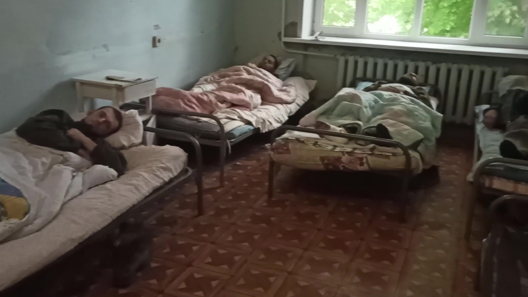 Притормозив у госпиталя она без сознания упала. Украинские военные в больнице. Раненый боец в больнице. Раненый военный в больнице.